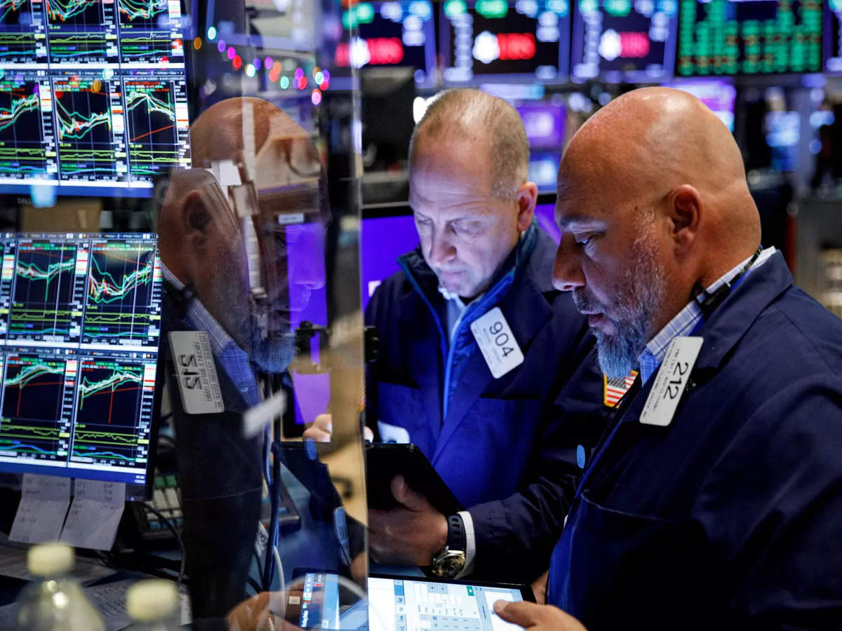Dow Jones posts closing record high for 2nd day, boosted by banks