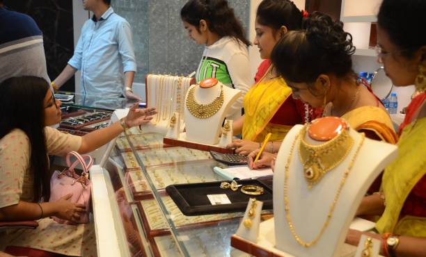 Gold rate today falls, struggles near 2-month lows; silver prices drop
