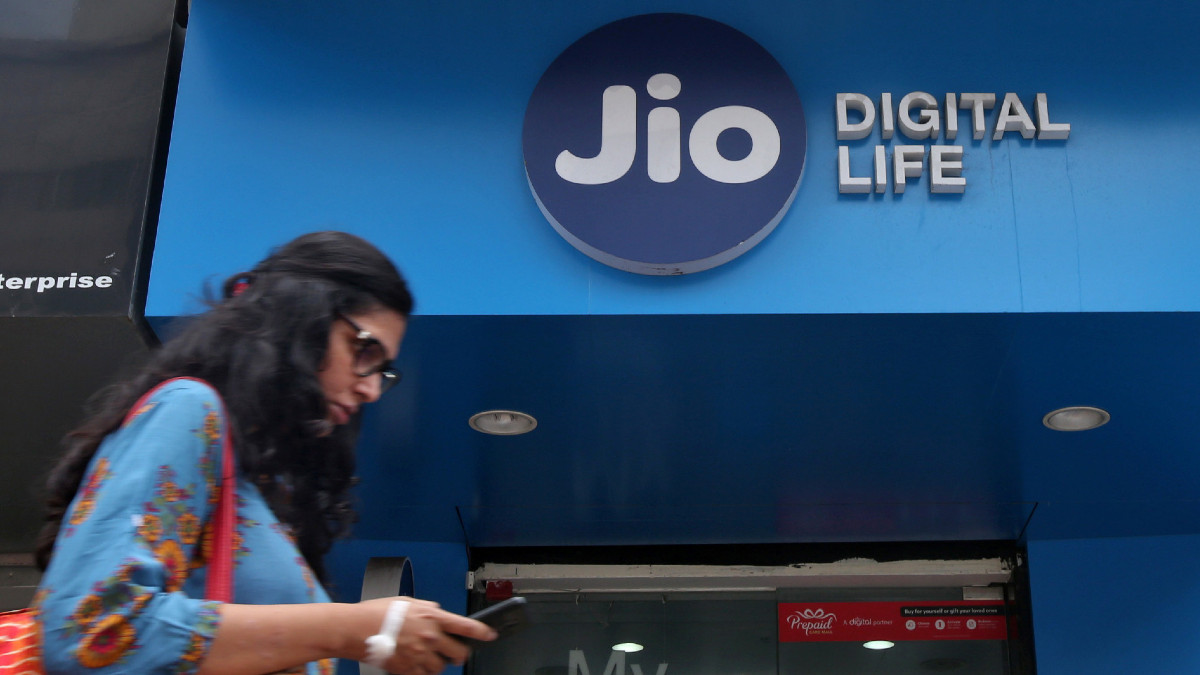 Reliance Jio new Rs 2999 recharge plan offers 365 days validity, 2.5GB data per day and more