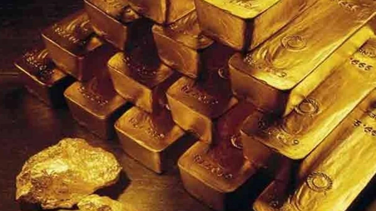 Gold declines Rs 305; silver plummets Rs 805