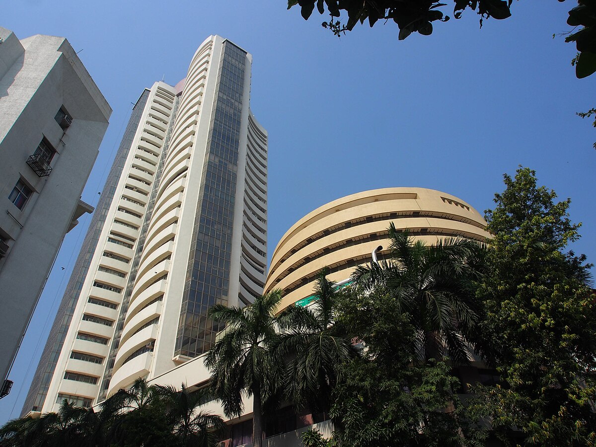 Nifty falls under 24,600, Sensex down 400 points as banks drag, volatility elevated