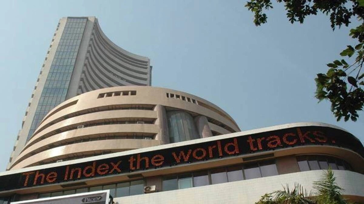 Share Market LIVE: Nifty, Sensex flat on weak global cues; Electronics Mart IPO shares list with 52% premium