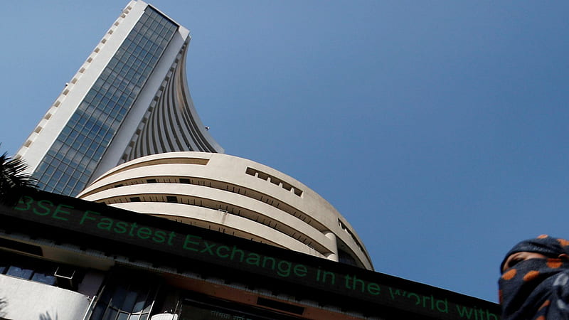 Nifty, Sensex extend fall as market consolidates; FMCG in the green