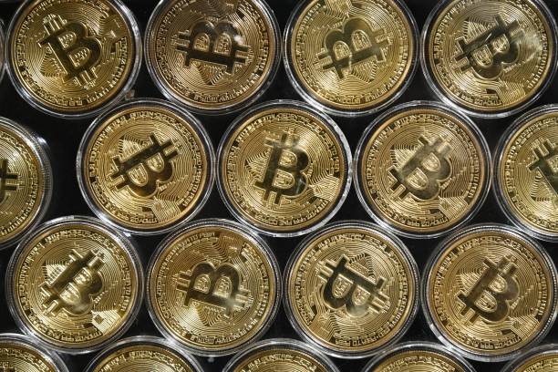 Bitcoin jumps to one-week high above 58,000 dollar