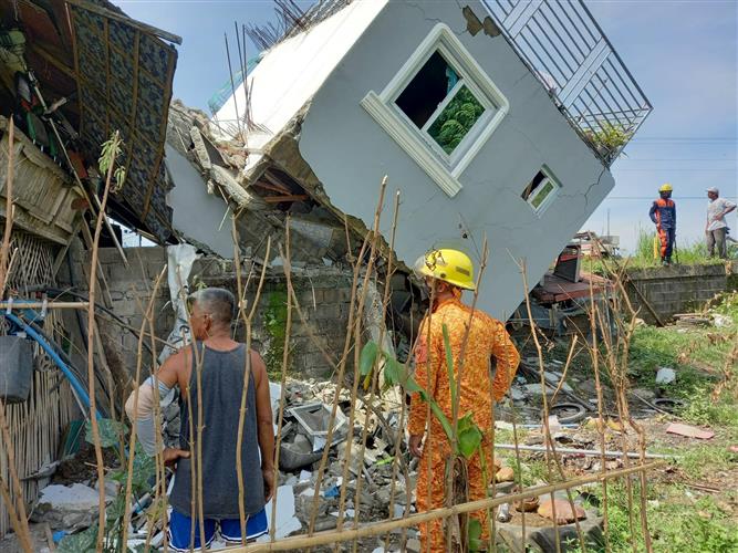 Strong quake kills 4 and injures dozens in northern Philippines