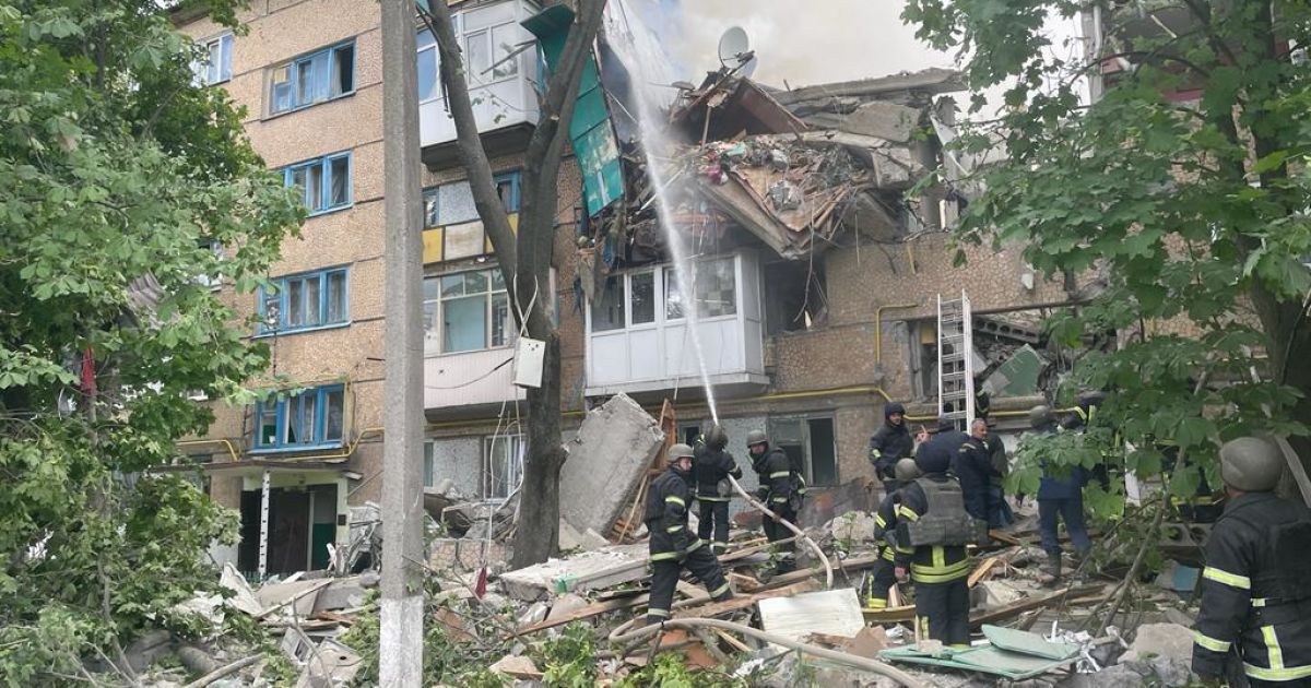 Ukraine says 15 killed and 24 trapped after Russian missile hits apartment building