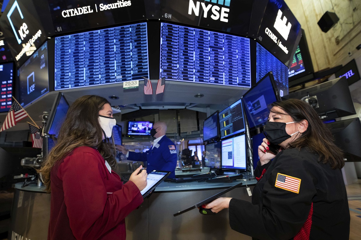 US Stocks: Wall Street retreats ahead of Fed minutes