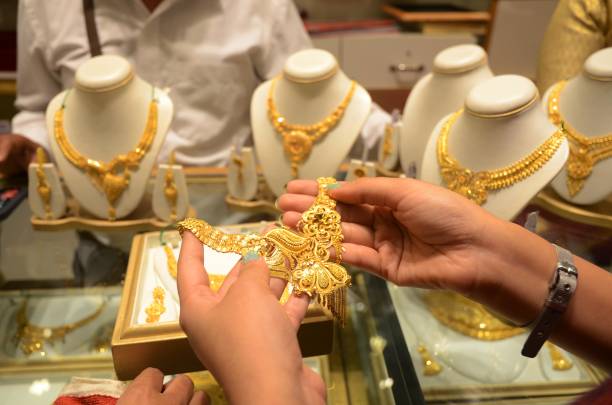 Gold rates today drop after jumping Rs1,100 per 10 gram, silver rates slip