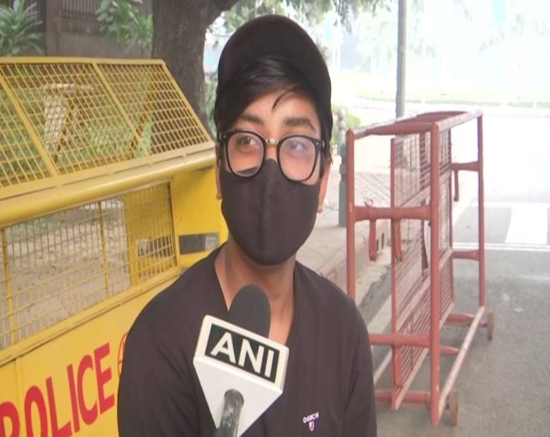 Delhi gasps for fresh air as AQI dips to 'severe category' 