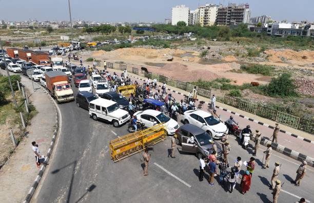 Delhi-UP border: Farmers remove tents at protesting site, but traffic continues