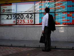 Asian shares rise, yen falls as traders shrug off Omicron fears 