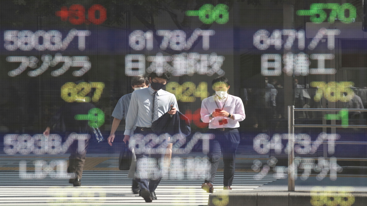 GLOBAL MARKETS- Asian stocks steady, S&P 500 futures up 0.4% as traders hold their breath on Ukraine crisis