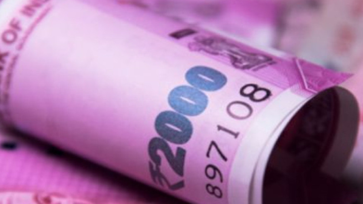 Rupee falls 12 paise to 74.70 against US dollar in early trade  