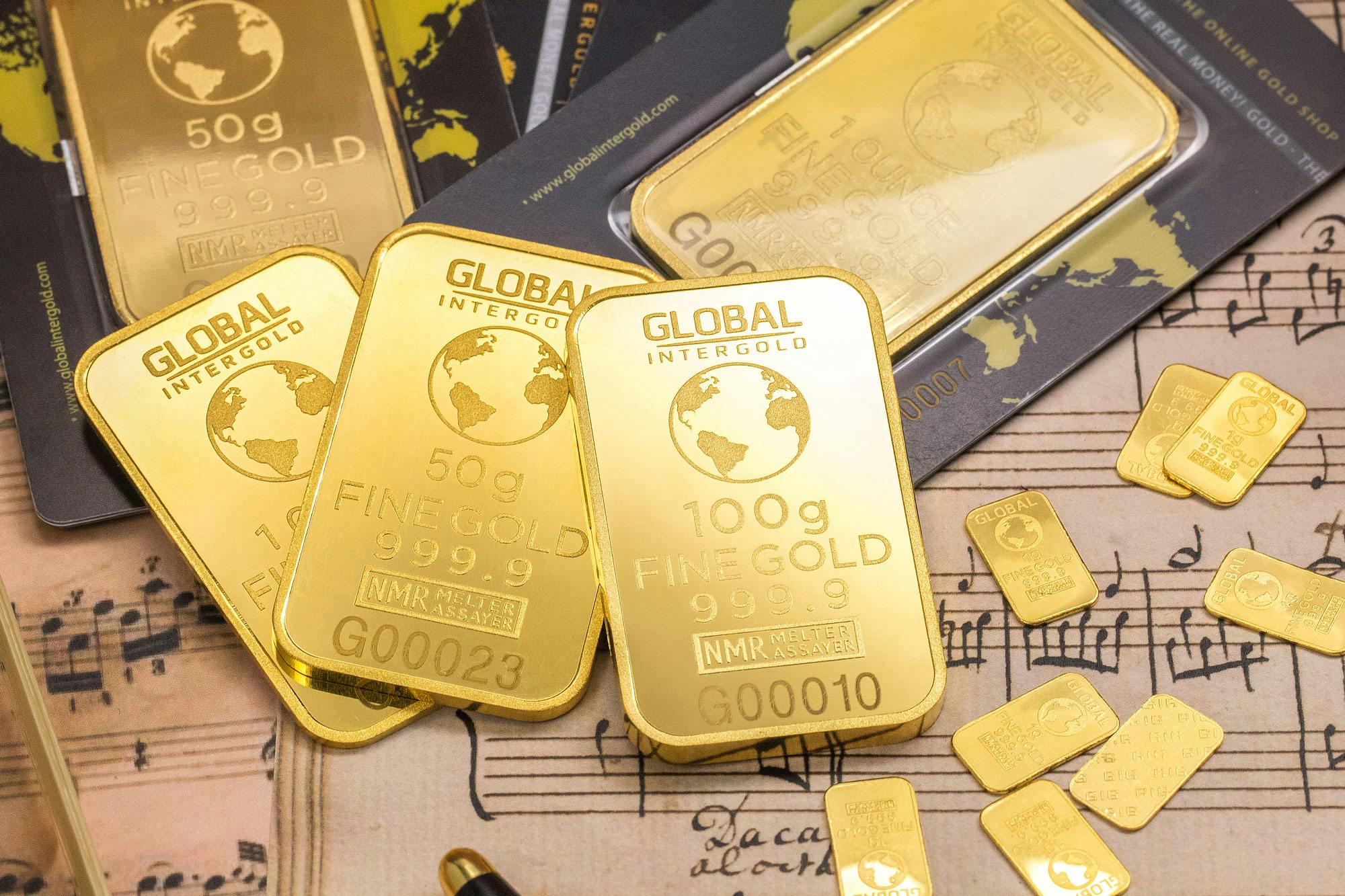 Gold hovers near 4-week low, traders eye Fed meeting