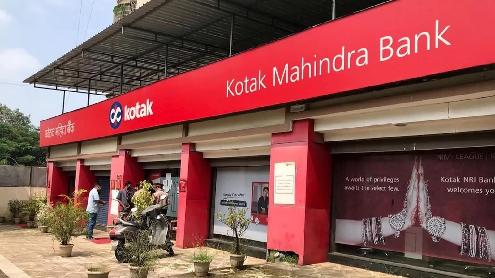 Kotak Mahindra Bank shares fall over 5?ter weak Q4 results; should you buy, sell, or hold?