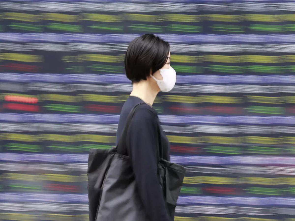 Japanese shares end lower on Omicron fears, SoftBank falls  