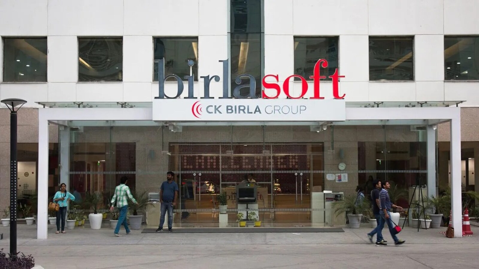 Birlasoft shares crack 4% as Q4 show fails to excite, down 33% in one year