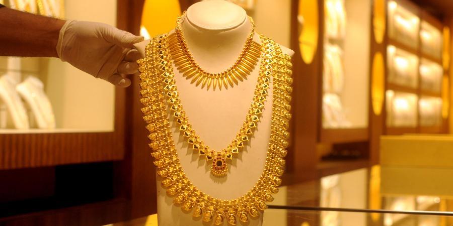 Gold price premium in India drop 50 percent