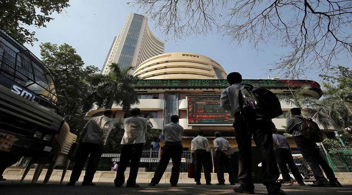 Share Market LIVE: Sensex opens 200 pts lower, Nifty holds 15700; Airtel, M&M top gainers